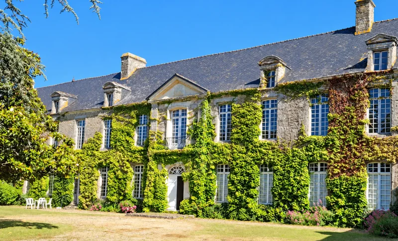 Façade en pierre couverte de végétation au Manoir de Kercadio à Erdeven