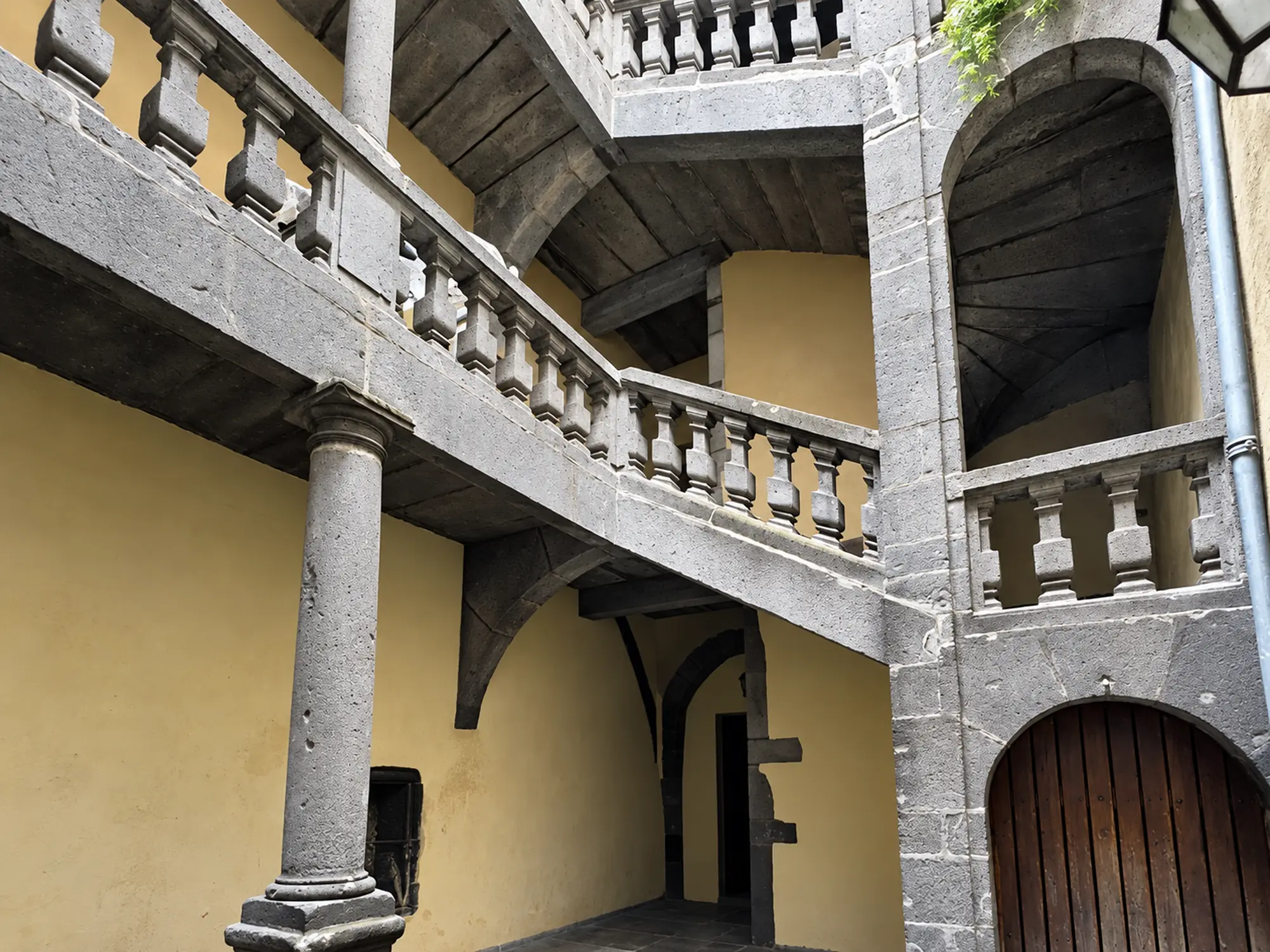 Cour et galeries en pierre de la Maison des Capucins à Clermont-Ferrand