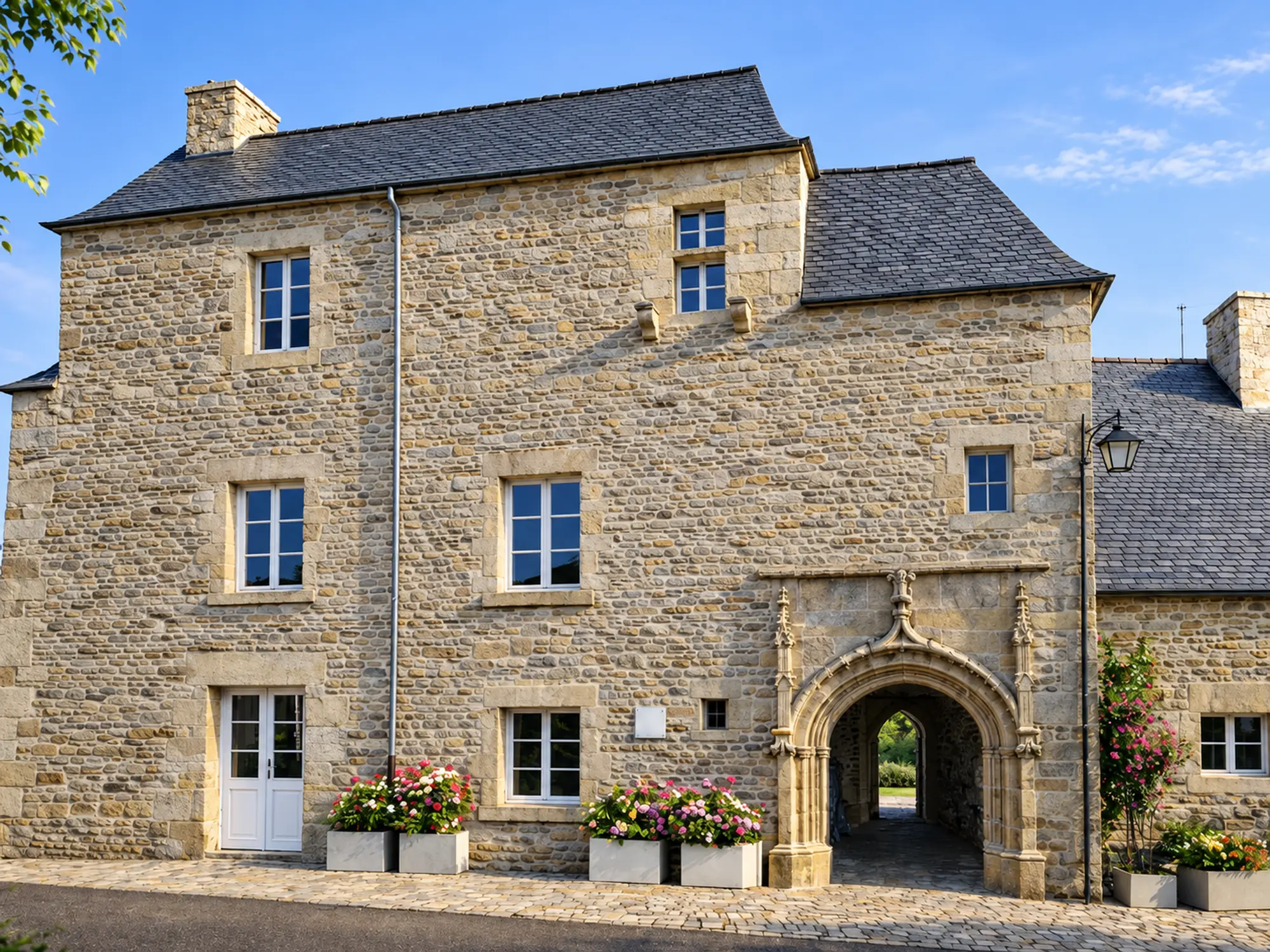 Façade en pierre et portail de l’Ancien Évêché à Tréguier
