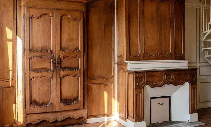 Boiseries anciennes et cheminée dans une pièce de l’Hôtel de Roscoët à Pontivy