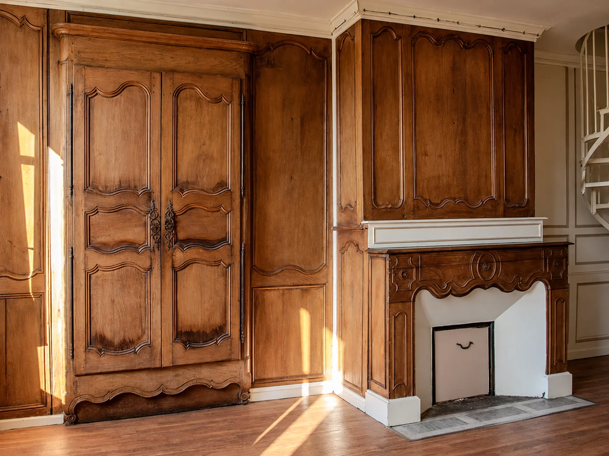 Boiseries anciennes et cheminée dans une pièce de l’Hôtel de Roscoët à Pontivy